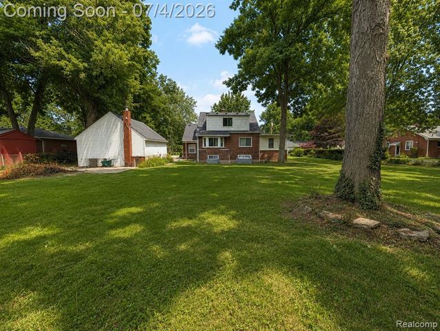 20552 Huntington Avenue, Harper Woods, MI 48225