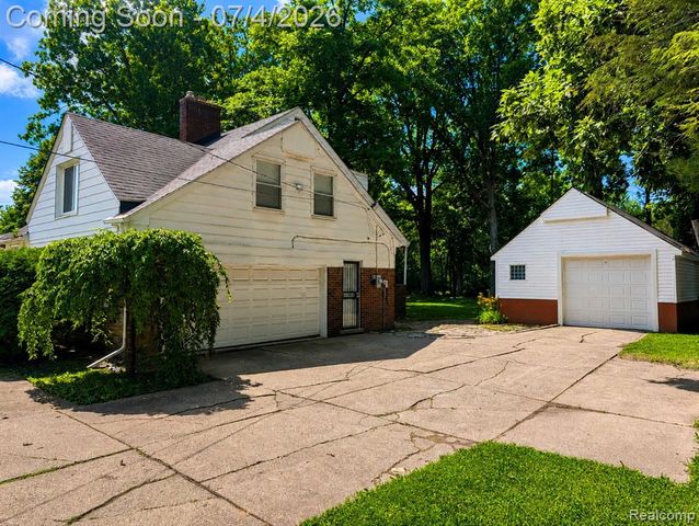 20552 Huntington Avenue, Harper Woods, MI 48225