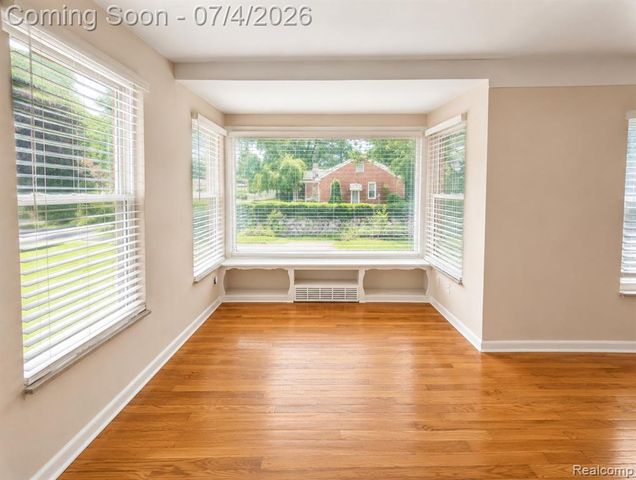 20552 Huntington Avenue, Harper Woods, MI 48225
