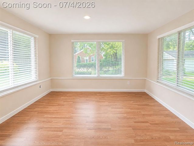 20552 Huntington Avenue, Harper Woods, MI 48225