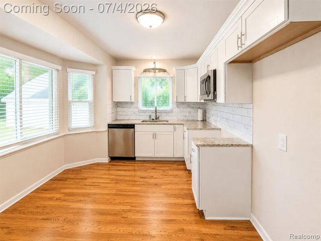 20552 Huntington Avenue, Harper Woods, MI 48225