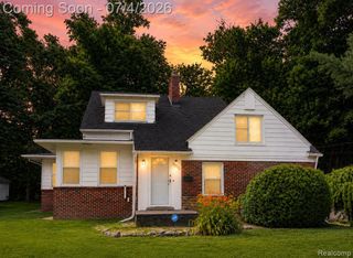 20552 Huntington Avenue, Harper Woods, MI 48225