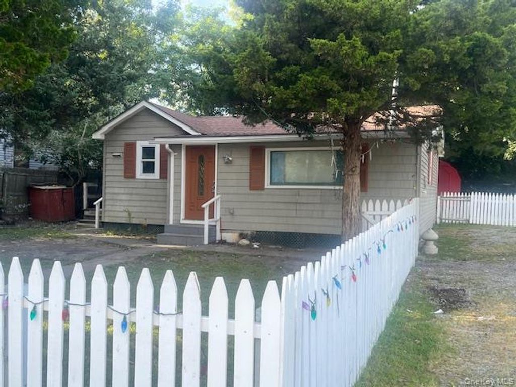 84 Point Road, Flanders, NY 11901