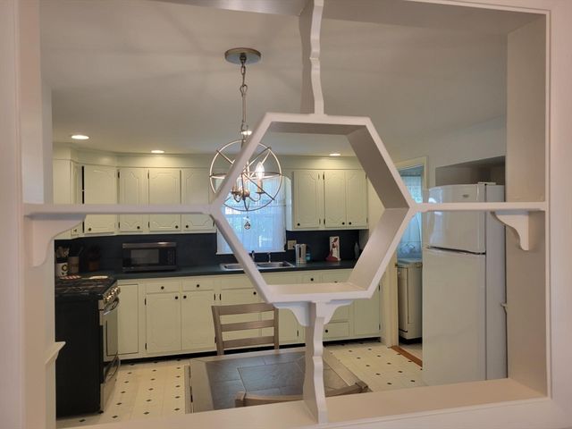 39 Phyllis Dr, Yarmouth, MA 02664