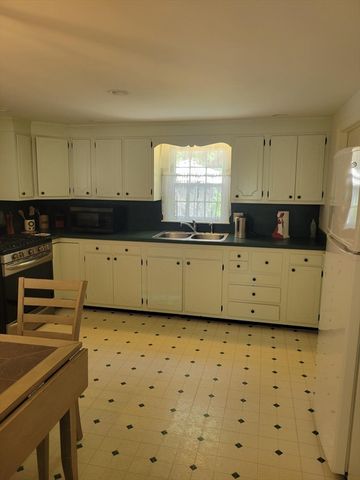 39 Phyllis Dr, Yarmouth, MA 02664