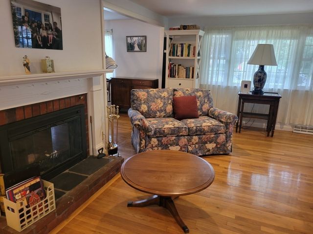 39 Phyllis Dr, Yarmouth, MA 02664