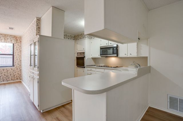 102 Roselawn Drive, Weatherford, TX 76086