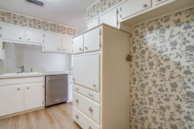 102 Roselawn Drive, Weatherford, TX 76086
