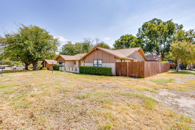 102 Roselawn Drive, Weatherford, TX 76086