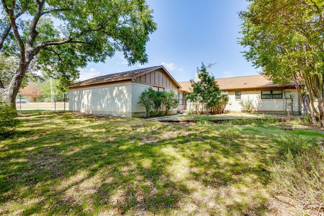 102 Roselawn Drive, Weatherford, TX 76086