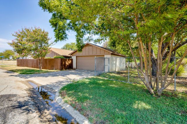 102 Roselawn Drive, Weatherford, TX 76086