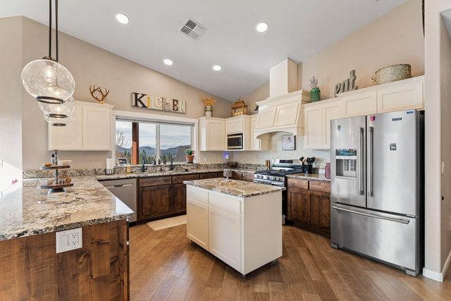 2351 Robertson Crest, Grants Pass, OR 97527