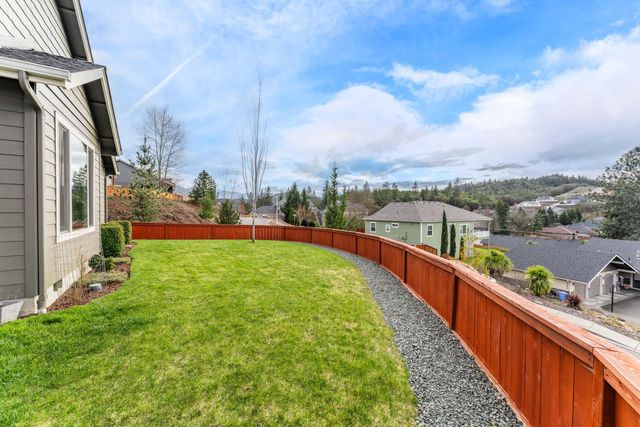 2351 Robertson Crest, Grants Pass, OR 97527