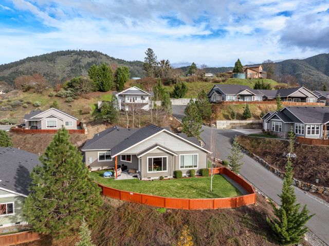 2351 Robertson Crest, Grants Pass, OR 97527