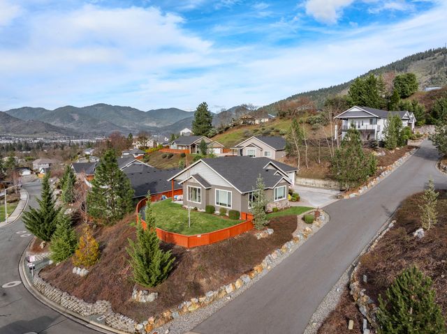 2351 Robertson Crest, Grants Pass, OR 97527