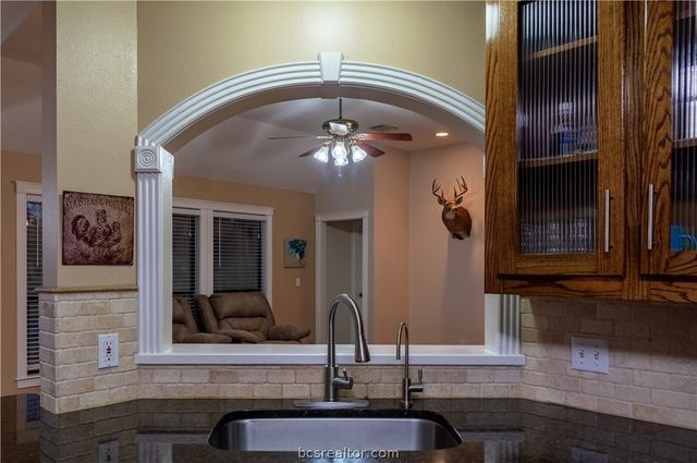 202 Golfview Drive, Hilltop Lakes, TX 77871