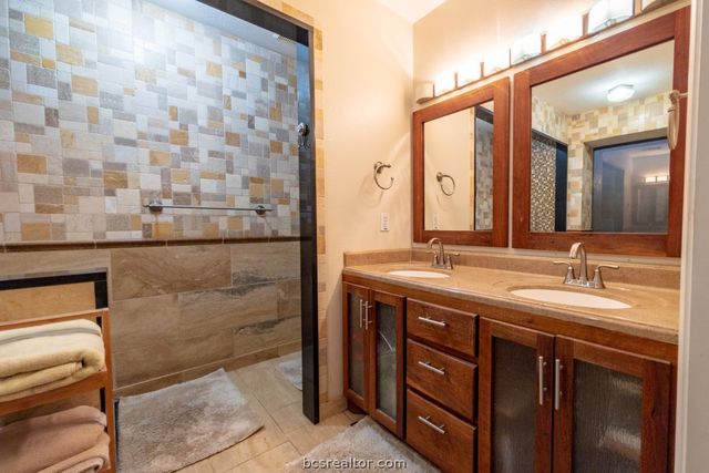 202 Golfview Drive, Hilltop Lakes, TX 77871