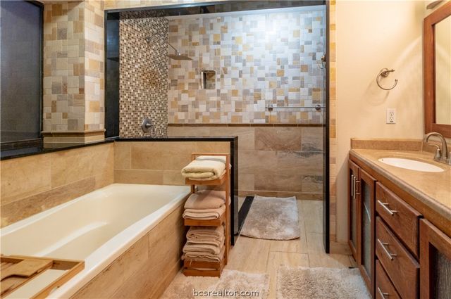 202 Golfview Drive, Hilltop Lakes, TX 77871