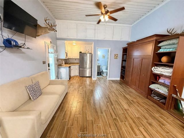 202 Golfview Drive, Hilltop Lakes, TX 77871