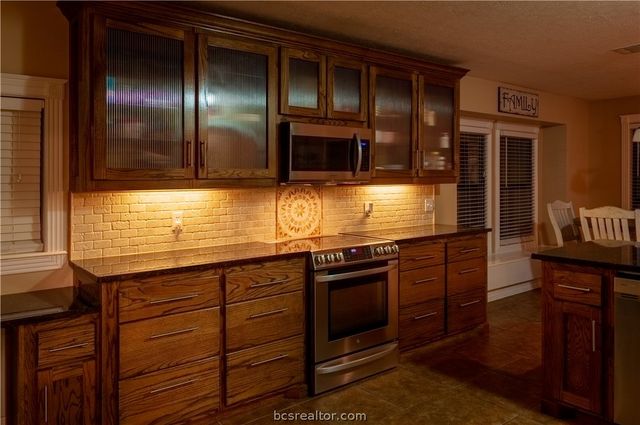 202 Golfview Drive, Hilltop Lakes, TX 77871