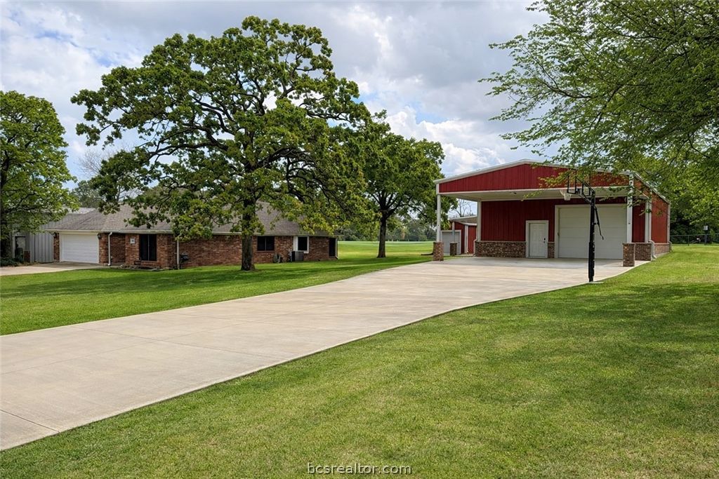 202 Golfview Drive, Hilltop Lakes, TX 77871