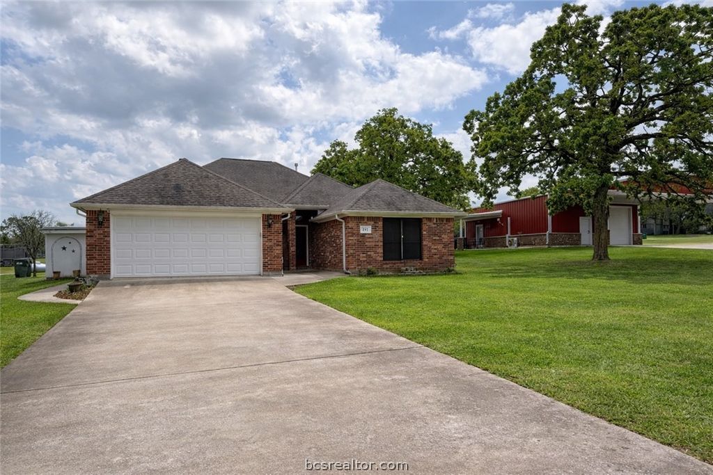 202 Golfview Drive, Hilltop Lakes, TX 77871 — photo 4