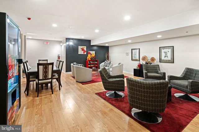 1324 Locust St Apt 717, Philadelphia, PA 19107