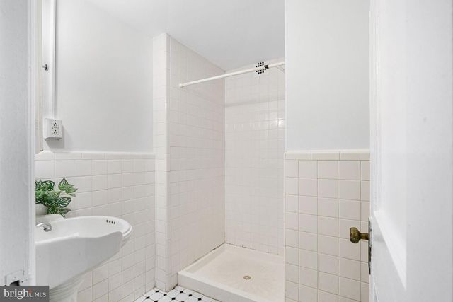 1324 Locust St Apt 717, Philadelphia, PA 19107