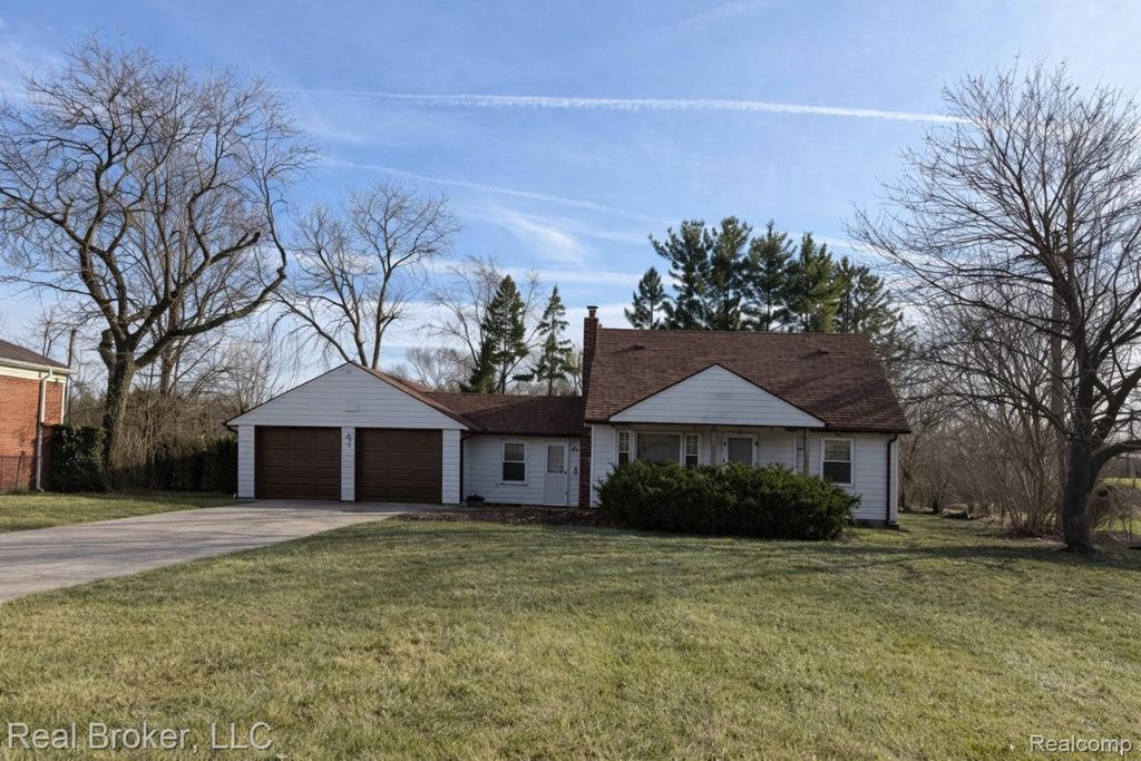 30221 Maplewood Street, Garden City, MI 48135