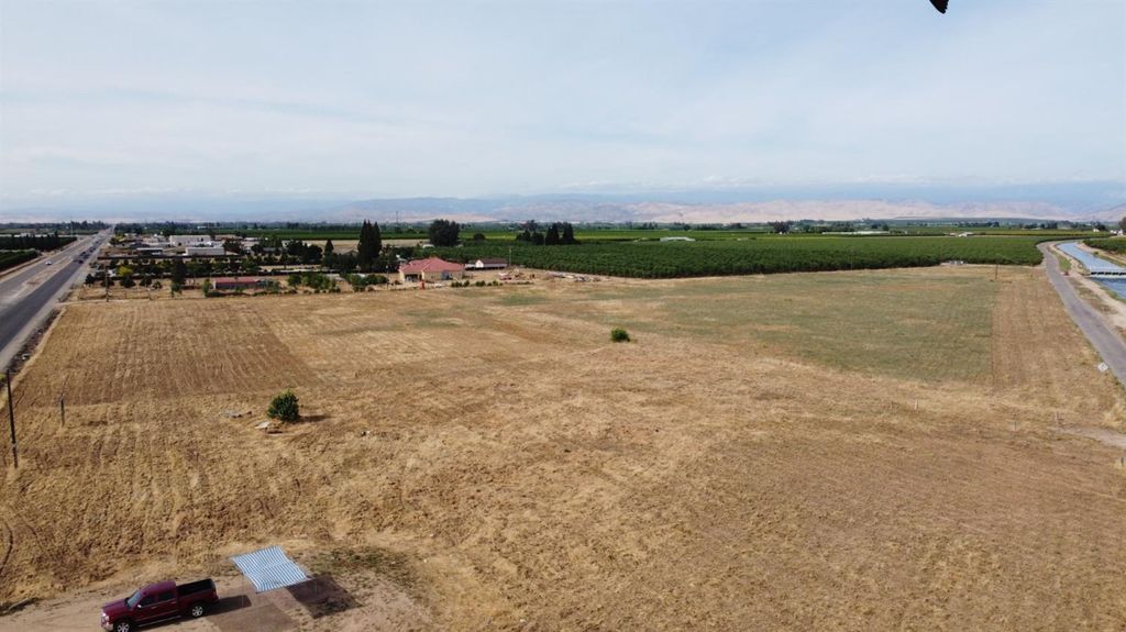 Image 2 of property listing at 836 S Academy Avenue, Sanger, CA 93657