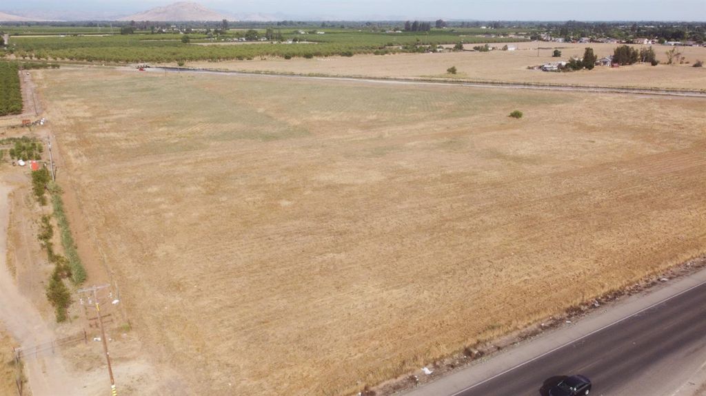 Image 4 of property listing at 836 S Academy Avenue, Sanger, CA 93657