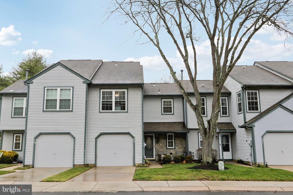 420 JAMESTOWN CT, Mount Laurel, NJ 08054