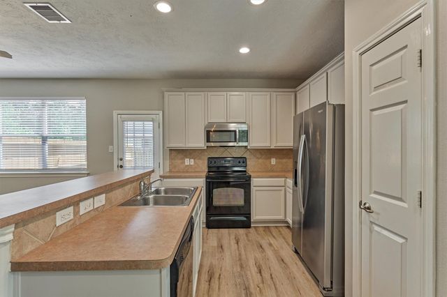 7 Wickerdale, The Woodlands, TX 77382