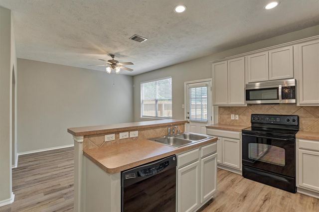 7 Wickerdale, The Woodlands, TX 77382