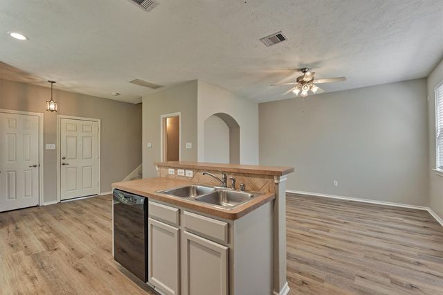 7 Wickerdale, The Woodlands, TX 77382