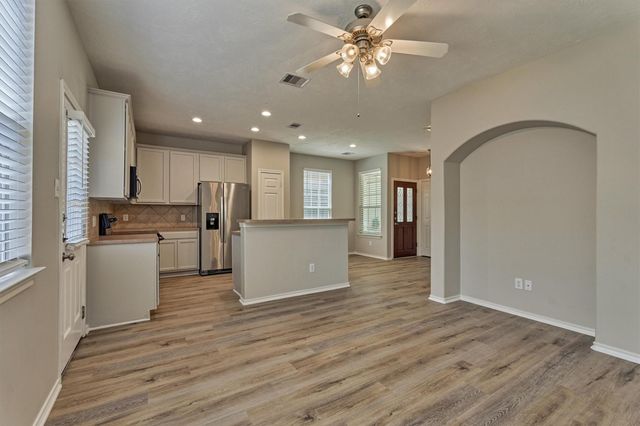 7 Wickerdale, The Woodlands, TX 77382