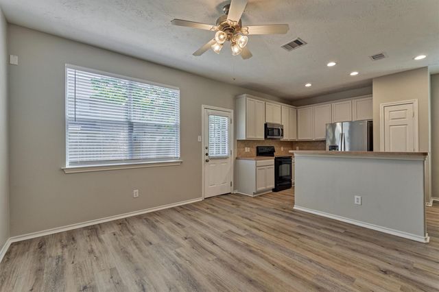 7 Wickerdale, The Woodlands, TX 77382