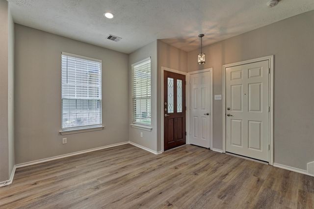 7 Wickerdale, The Woodlands, TX 77382