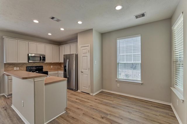 7 Wickerdale, The Woodlands, TX 77382