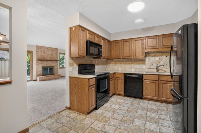7055 Robinwood Trail, Woodbury, MN 55125