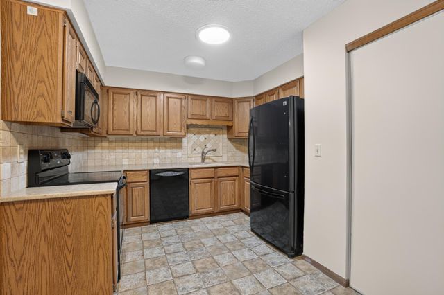 7055 Robinwood Trail, Woodbury, MN 55125
