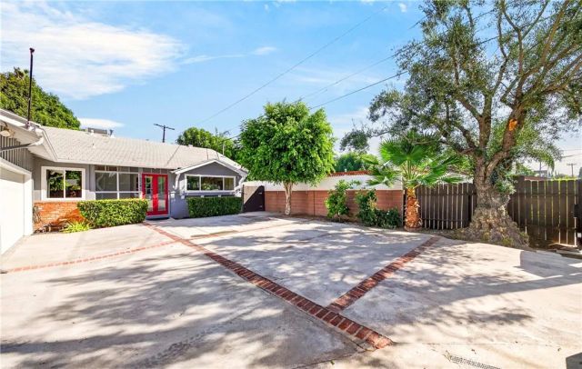 22817 Burbank Boulevard, Woodland Hills, CA 91367