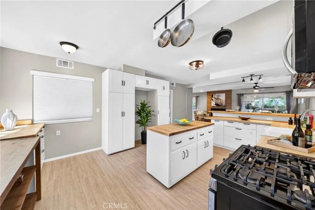 22817 Burbank Boulevard, Woodland Hills, CA 91367