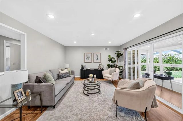 22817 Burbank Boulevard, Woodland Hills, CA 91367