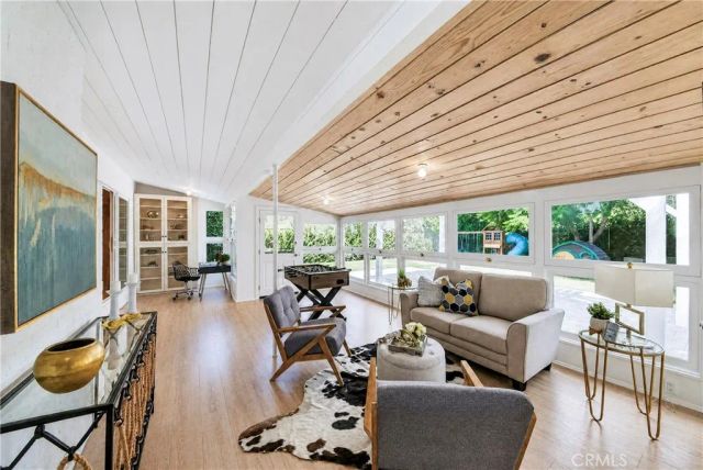 22817 Burbank Boulevard, Woodland Hills, CA 91367