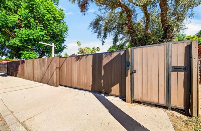 22817 Burbank Boulevard, Woodland Hills, CA 91367