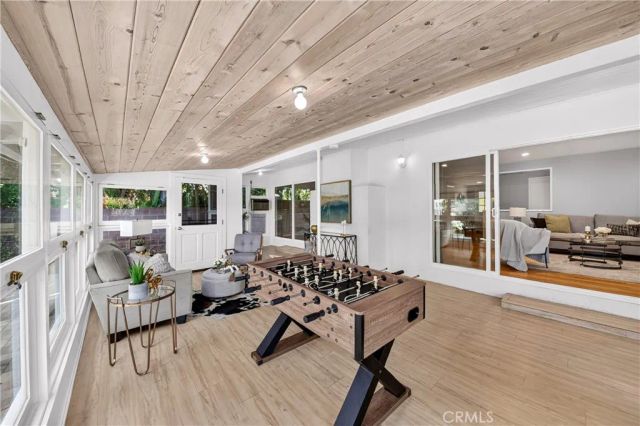 22817 Burbank Boulevard, Woodland Hills, CA 91367