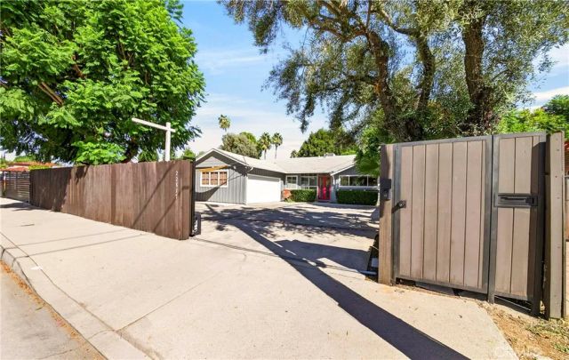 22817 Burbank Boulevard, Woodland Hills, CA 91367
