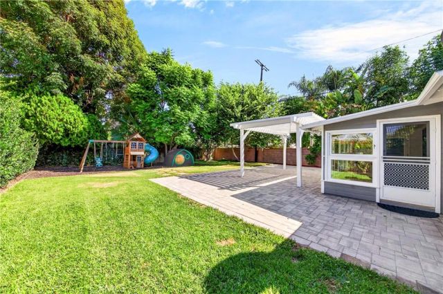 22817 Burbank Boulevard, Woodland Hills, CA 91367