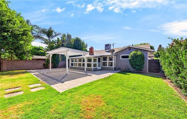 22817 Burbank Boulevard, Woodland Hills, CA 91367